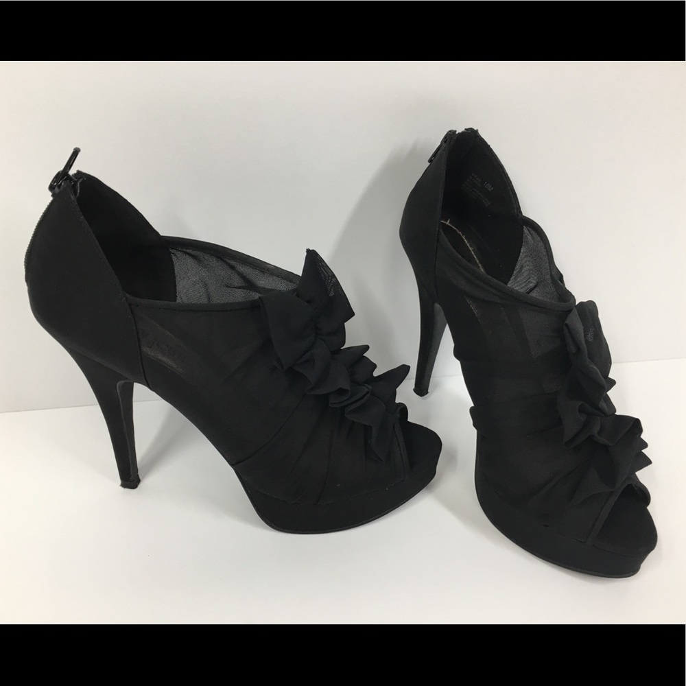 Cute lacy Cathy Jean bootie. Women’s 10